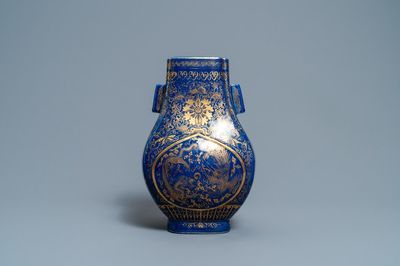 Een Chinese monochrome blauwe 'fanghu' vaas met verguld decor van draken en feniksen, Guangxu merk en periode