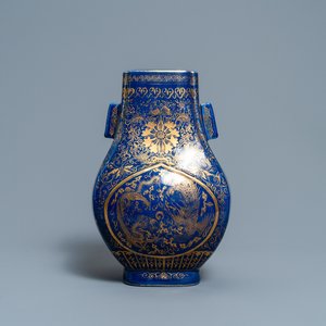 Een Chinese monochrome blauwe 'fanghu' vaas met verguld decor van draken en feniksen, Guangxu merk en periode — foto 1