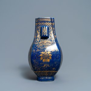 Een Chinese monochrome blauwe 'fanghu' vaas met verguld decor van draken en feniksen, Guangxu merk en periode — foto 2