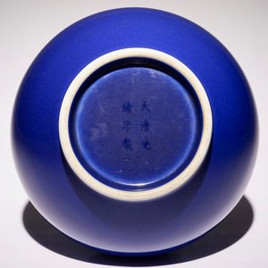 Een Chinese monochrome blauwe flesvormige vaas, Guangxu merk en periode — foto 3