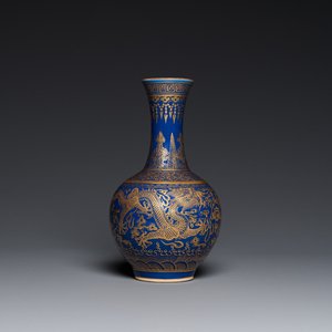 Een Chinese monochrome blauwe flesvormige vaas met verguld drakendecor, Qianlong merk, 19e eeuw — foto 1