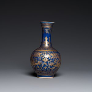Een Chinese monochrome blauwe flesvormige vaas met verguld drakendecor, Qianlong merk, 19e eeuw — foto 2