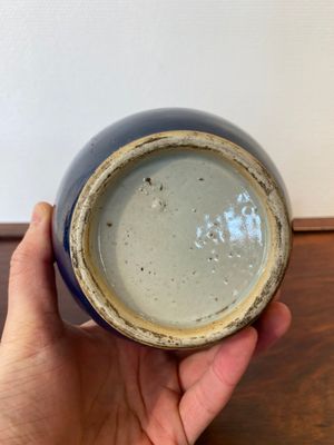 Een Chinese monochrome blauwe flesvormige vaas, Qianlong — foto 4