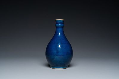 Een Chinese monochrome blauwe flesvormige vaas, Qianlong