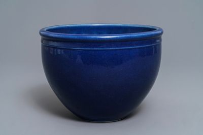 Een Chinese monochrome blauwe jardinière, 18/19e eeuw