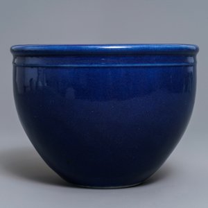Een Chinese monochrome blauwe jardinière, 18/19e eeuw — foto 2
