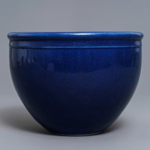 Een Chinese monochrome blauwe jardinière, 18/19e eeuw — foto 3