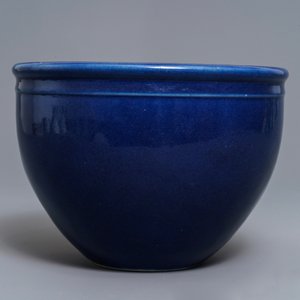 Een Chinese monochrome blauwe jardinière, 18/19e eeuw — foto 4