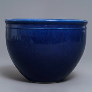 Een Chinese monochrome blauwe jardinière, 18/19e eeuw — foto 5
