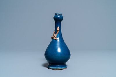 Een Chinese monochrome blauwe knoflookhalsvaas met opgelegde biscuit draak, Jiajing