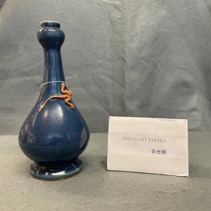 Een Chinese monochrome blauwe knoflookhalsvaas met opgelegde biscuit draak, Jiajing — foto 18