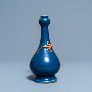 Een Chinese monochrome blauwe knoflookhalsvaas met opgelegde biscuit draak, Jiajing — foto 3