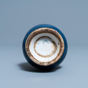 Een Chinese monochrome blauwe knoflookhalsvaas met opgelegde biscuit draak, Jiajing — foto 6