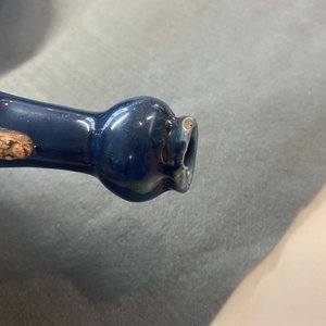 Een Chinese monochrome blauwe knoflookhalsvaas met opgelegde biscuit draak, Jiajing — foto 7