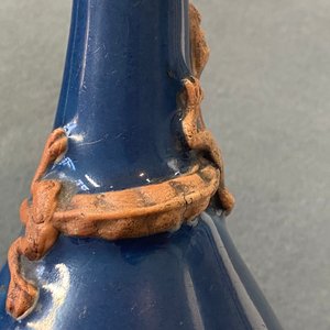 Een Chinese monochrome blauwe knoflookhalsvaas met opgelegde biscuit draak, Jiajing — foto 14