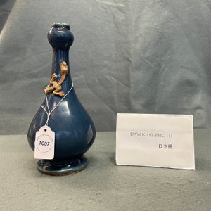 Een Chinese monochrome blauwe knoflookhalsvaas met opgelegde biscuit draak, Jiajing — foto 18