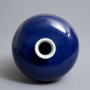 Een Chinese monochrome blauwe meiping vaas, Yongzheng merk, 19/20e eeuw — foto 5