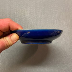 Een Chinese monochrome blauwe schotel, Qianlong merk en periode — foto 4