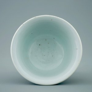 Een Chinese monochrome blauwe stem cup met onderglazuur decor, Kangxi — foto 2