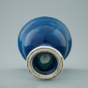 Een Chinese monochrome blauwe stem cup met onderglazuur decor, Kangxi — foto 3