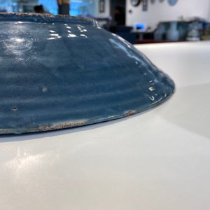 Een Chinese monochrome blauwe Swatow schotel met onderglazuur decor van een karper, Ming — foto 15