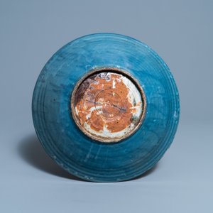 Een Chinese monochrome blauwe Swatow schotel met onderglazuur decor van een karper, Ming — foto 2
