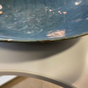 Een Chinese monochrome blauwe Swatow schotel met onderglazuur decor van een karper, Ming — foto 4