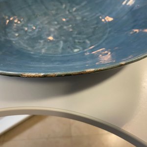 Een Chinese monochrome blauwe Swatow schotel met onderglazuur decor van een karper, Ming — foto 5