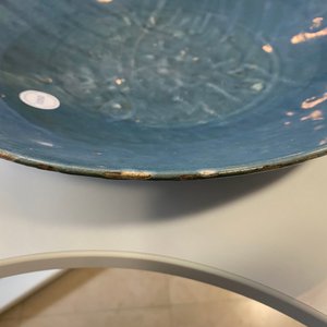 Een Chinese monochrome blauwe Swatow schotel met onderglazuur decor van een karper, Ming — foto 6