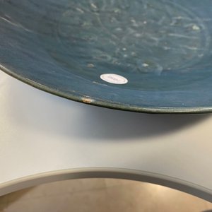 Een Chinese monochrome blauwe Swatow schotel met onderglazuur decor van een karper, Ming — foto 7