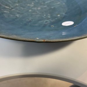 Een Chinese monochrome blauwe Swatow schotel met onderglazuur decor van een karper, Ming — foto 8