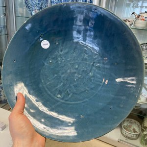 Een Chinese monochrome blauwe Swatow schotel met onderglazuur decor van een karper, Ming — foto 10