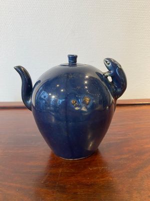 Een Chinese monochrome blauwe theepot met een rat als handvat, Transitie periode — foto 1
