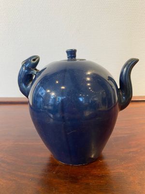 Een Chinese monochrome blauwe theepot met een rat als handvat, Transitie periode — foto 3