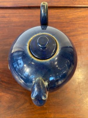 Een Chinese monochrome blauwe theepot met een rat als handvat, Transitie periode — foto 5