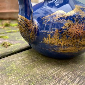 Een Chinese monochrome blauwe theepot met verguld decor, Qianlong merk en periode — foto 16