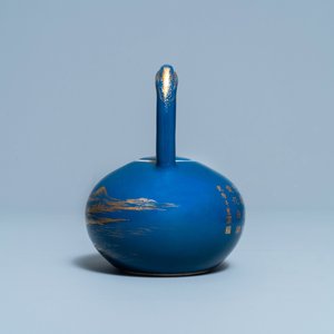 Een Chinese monochrome blauwe theepot met verguld decor, Qianlong merk en periode — foto 3