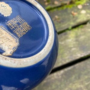 Een Chinese monochrome blauwe theepot met verguld decor, Qianlong merk en periode — foto 31