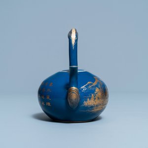Een Chinese monochrome blauwe theepot met verguld decor, Qianlong merk en periode — foto 5