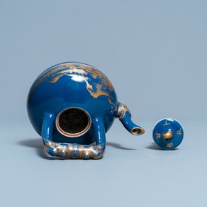 Een Chinese monochrome blauwe theepot met verguld decor, Qianlong merk en periode — foto 6