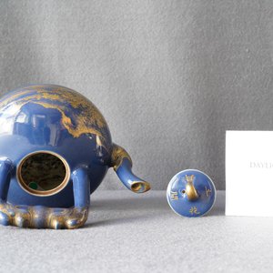 Een Chinese monochrome blauwe theepot met verguld decor, Qianlong merk en periode — foto 10
