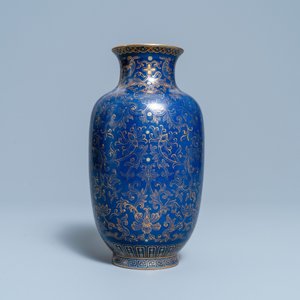 Een Chinese monochrome blauwe vaas met verguld decor, Qianlong merk, Republiek — foto 4