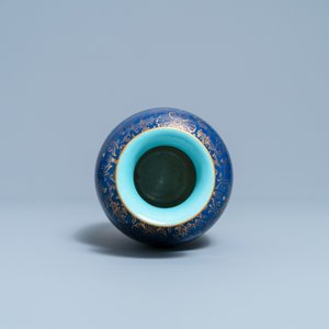 Een Chinese monochrome blauwe vaas met verguld decor, Qianlong merk, Republiek — foto 5