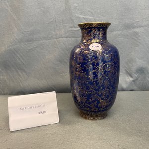 Een Chinese monochrome blauwe vaas met verguld decor, Qianlong merk, Republiek — foto 7