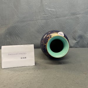 Een Chinese monochrome blauwe vaas met verguld decor, Qianlong merk, Republiek — foto 9