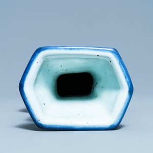 Een Chinese monochrome blauwe vaas met vergulding, Qianlong — foto 8