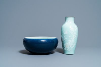 Een Chinese monochrome blauwe wierookbrander en een celadon vaas met slipdecor, 18/19e eeuw