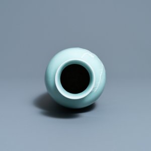 Een Chinese monochrome blauwe wierookbrander en een celadon vaas met slipdecor, 18/19e eeuw — foto 12