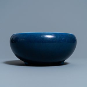 Een Chinese monochrome blauwe wierookbrander en een celadon vaas met slipdecor, 18/19e eeuw — foto 2