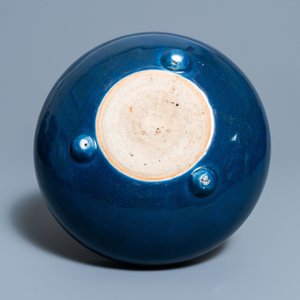 Een Chinese monochrome blauwe wierookbrander en een celadon vaas met slipdecor, 18/19e eeuw — foto 7